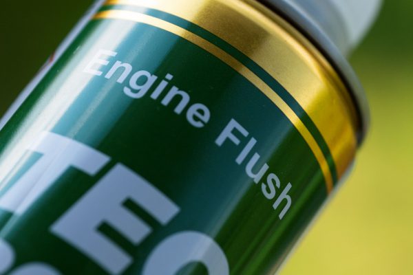 Płukanka silnika – skuteczny i prosty sposób na czyszczenie jednostki napędowej