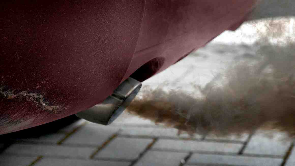 DPF (Diesel Particulate Filter) to urządzenie stosowane w silnikach diesla, które służy do filtrowania cząstek stałych z gazów wydechowych. Jest to bardzo ważny element w samochodzie, ponieważ ma wpływ na emisję spalin oraz na zużycie paliwa. Jednakże, z czasem DPF może ulec zanieczyszczeniu i wymagać czyszczenia. W tym artykule przedstawimy krok po kroku, jak wyczyścić DPF domowym sposobem. Krok pierwszy - przygotowanie Przede wszystkim należy przygotować niezbędne narzędzia i materiały. Będą to: rękawice ochronne, okulary ochronne, płyn do czyszczenia DPF, wężyk do wtrysku płynu oraz kompresor powietrza. Krok drugi - wyjęcie DPF Następnie należy wyjąć DPF z pojazdu. W zależności od modelu samochodu, może to być stosunkowo proste lub bardziej skomplikowane. W przypadku większości samochodów DPF znajduje się pod podwoziem, więc konieczne będzie podniesienie pojazdu na podnośniku. Krok trzeci - czyszczenie DPF Gdy już wyjmiemy DPF, możemy przystąpić do jego czyszczenia. Najpierw należy wstrząsnąć filtry, aby usunąć luźne zanieczyszczenia. Następnie wlejemy płyn do czyszczenia DPF do wlewu filtra, który zamykamy za pomocą korka. Następnie podłączamy wężyk do wtrysku płynu do wlewu filtra i wtryskujemy płyn pod ciśnieniem do wnętrza filtra. Należy zacząć od dolnej części filtra i stopniowo przesuwać wężyk w górę. Po całkowitym wypełnieniu filtra płynem, pozostawiamy go na około godzinę. Krok czwarty - wypłukanie DPF Po godzinie możemy przystąpić do wypłukania filtra. Należy podłączyć kompresor powietrza do wlewu filtra i wdmuchnąć powietrze pod ciśnieniem. Należy zacząć od górnej części filtra i stopniowo przesuwać w dół. Powietrze usuwać będzie resztki płynu i zanieczyszczenia, które zostały rozpuszczone w płynie. Czynność tę powtarzamy kilkukrotnie, aż woda, która wypływa z filtra będzie czysta. Krok piąty - włożenie DPF z powrotem do pojazdu Gdy już wypłuczymy DPF i upewnimy się, że jest on czysty, możemy włożyć go z powrotem do pojazdu. Wszystkie elementy montujemy w odwrotnej kolejności, niż je wyjmowaliśmy. Czy warto wyczyścić DPF domowym sposobem? Tak, jeśli zauważasz spadek mocy silnika, zwiększone spalanie paliwa lub awarię systemu filtrów, warto spróbować wyczyścić DPF domowym sposobem. Jak często należy czyścić DPF? Zależy to od indywidualnych warunków eksploatacji samochodu, ale zazwyczaj DPF wymaga czyszczenia co około 100 tysięcy kilometrów. Czy czyszczenie DPF jest drogie? Koszt czyszczenia DPF zależy od wybranego sposobu, jednakże domowe czyszczenie DPF jest znacznie tańsze niż wymiana całego filtra. Czy można zrobić krótkie trasy z zanieczyszczonym DPF? Nie jest to zalecane, ponieważ w krótkim czasie DPF ulegnie jeszcze większemu zanieczyszczeniu. Czyszczenie DPF jest ważnym elementem w utrzymaniu samochodu w dobrej kondycji. Wyczyść DPF domowym sposobem to oszczędność czasu i pieniędzy. Pamiętaj o stosowaniu odpowiednich środków ochrony osobistej i przestrzeganie zasad bezpieczeństwa podczas pracy z silnikiem. Dzięki naszemu poradnikowi krok po kroku, możesz to zrobić samodzielnie i skutecznie.