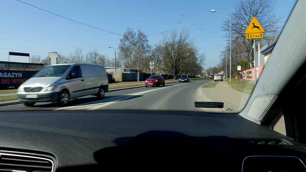 Jeśli posiadasz samochód z silnikiem Diesla, z pewnością zetknąłeś się z problemem zwanym DPF, czyli filtrem cząstek stałych. DPF (Diesel Particulate Filter) to element układu wydechowego, którego zadaniem jest zatrzymywanie szkodliwych pyłów emitowanych przez silnik Diesla. Niestety, częste jazdy w miejskim ruchu, gdzie samochód porusza się z niską prędkością, a także niedostateczna temperatura pracy silnika, może doprowadzić do zanieczyszczenia filtra cząstek stałych. W takim przypadku konieczne jest jego wypalenie, czyli spalenie zgromadzonych w nim osadów. W tym artykule podpowiadamy, jak wypalić DPF krok po kroku. Jak wypalać DPF? Zanieczyszczony DPF skutkuje nie tylko problemami z emisją spalin, ale także wpływa negatywnie na działanie silnika i zwiększa koszty eksploatacji samochodu. Często spotykanym problemem jest awaria DPF, która wymaga jego wymiany na nowy. Dlatego też, jeśli zauważysz, że DPF w twoim samochodzie zaczyna sprawiać problemy, warto podjąć kroki mające na celu wypalenie filtra cząstek stałych. W tym artykule przedstawimy, jak wypalić DPF samodzielnie. Sprawdź poziom płynu AdBlue Przed przystąpieniem do wypalania DPF, warto sprawdzić poziom płynu AdBlue. Jest to płyn, który w samochodach z silnikiem Diesla stosowany jest w celu redukcji emisji tlenków azotu (NOx). Brak płynu AdBlue lub jego niewystarczający poziom może wpłynąć negatywnie na proces wypalania DPF. Przejedź samochodem na autostradzie Wypalanie DPF wymaga utrzymania odpowiedniej temperatury silnika przez określony czas. Najlepszym sposobem na osiągnięcie odpowiedniej temperatury jest jazda na autostradzie z prędkością powyżej 80 km/h. W trakcie jazdy na autostradzie silnik osiąga wysoką temperaturę, co pozwala na spalenie zgromadzonych w DPF osadów. Wyłącz klimatyzację Podczas jazdy na autostradzie warto wyłączyć klimatyzację, aby uniknąć obniżenia temperatury silnika. Klimatyzacja pobiera energię z silnika, co wpływa negatywnie na jego temperaturę i utrudnia proces wypalania DPF. Kontroluj parametry pracy silnika W trakcie jazdy na autostradzie warto kontrolować parametry pracy silnika za pomocą specjalnego skanera lub oprogramowania. Ważne jest, aby silnik pracował w odpowiednich parametrach, co przyspieszy proces wypalania DPF. W przypadku zauważenia nieprawidłowości, warto skonsultować się z mechanikiem. Wykonaj regenerację DPF przy użyciu oprogramowania Jeśli samodzielne wypalanie DPF nie przyniosło oczekiwanych efektów, warto skorzystać z regeneracji DPF przy użyciu oprogramowania. Regeneracja ta polega na wprowadzeniu specjalnych parametrów do układu silnika, co umożliwia jego automatyczne wypalanie. Jak często należy wypalać DPF? Częstotliwość wypalania DPF zależy od stylu jazdy i warunków eksploatacyjnych samochodu. W zależności od tego, jak często poruszamy się w ruchu miejskim i jak długo utrzymujemy niską prędkość, DPF może wymagać wypalenia co kilkaset kilometrów. Jakie są objawy zanieczyszczonego DPF? Objawami zanieczyszczonego DPF są m.in. spadek mocy silnika, zwiększenie zużycia paliwa, pojawienie się kontrolki DPF na desce rozdzielczej, a także problemy z regeneracją filtra. Czy można wypalić DPF samodzielnie? Tak, wypalenie DPF samodzielnie jest możliwe, jednak wymaga odpowiedniego przygotowania i przestrzegania określonych zasad. Najważniejsze jest utrzymanie odpowiedniej temperatury silnika przez określony czas, co pozwala na spalenie zgromadzonych w DPF osadów. Wypalanie DPF to skomplikowany proces, który wymaga odpowiedniego przygotowania i przestrzegania określonych zasad. Warto jednak podjąć kroki mające na celu wypalenie filtra cząstek stałych, aby uniknąć kosztownej wymiany DPF na nowy. Pamiętaj, że utrzymanie odpowiedniej temperatury silnika przez określony czas jest kluczowe dla skutecznego wypalania DPF.