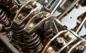 Engine head with camshaft covered in a layer of lacquer